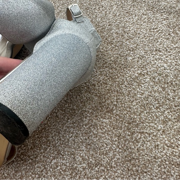 Silver Women's Heels, Dress Up Heels, Size 8 - Picture 4 of 8